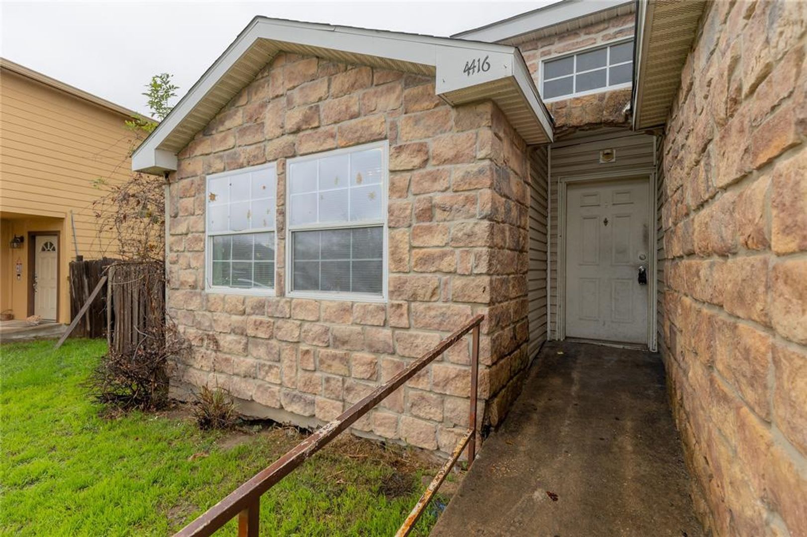 Great Southeast Austin Location! 3 Bed / 2 Bath with Private Back Yard – photo 2