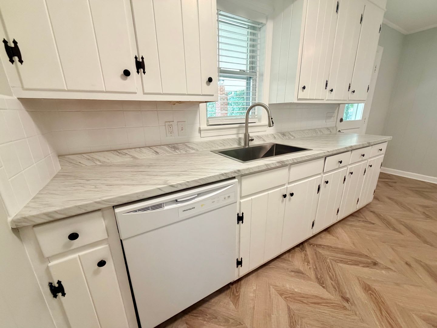 New Listing, New Possibilities! – photo 3