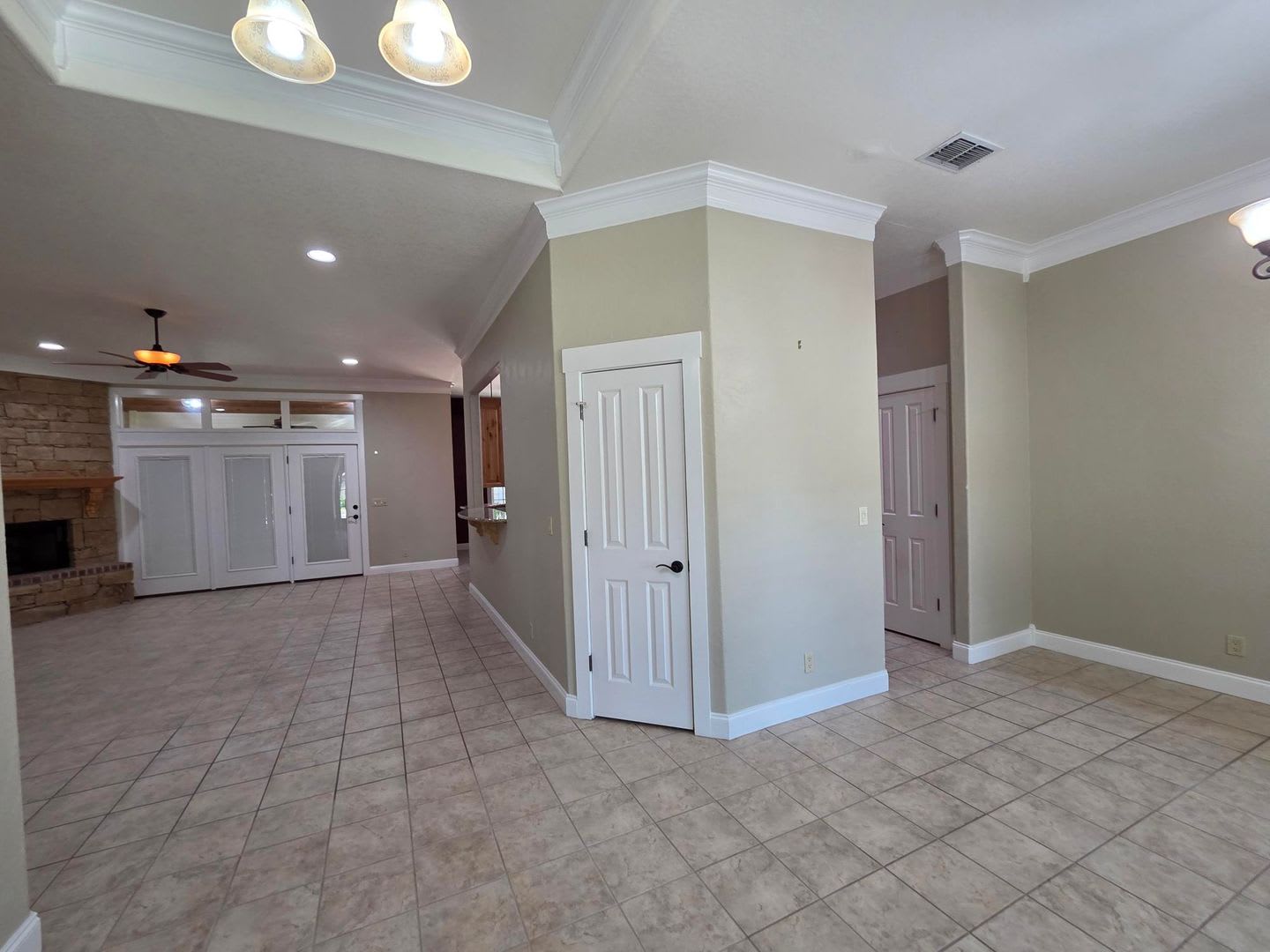 FOR LEASE!! Great location! – photo 4