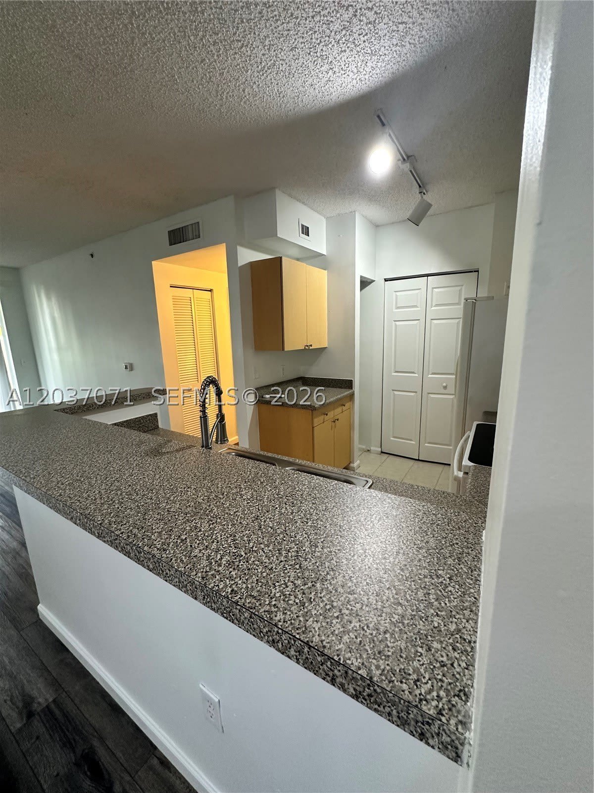 8050 N Nob Hill Rd – photo 3