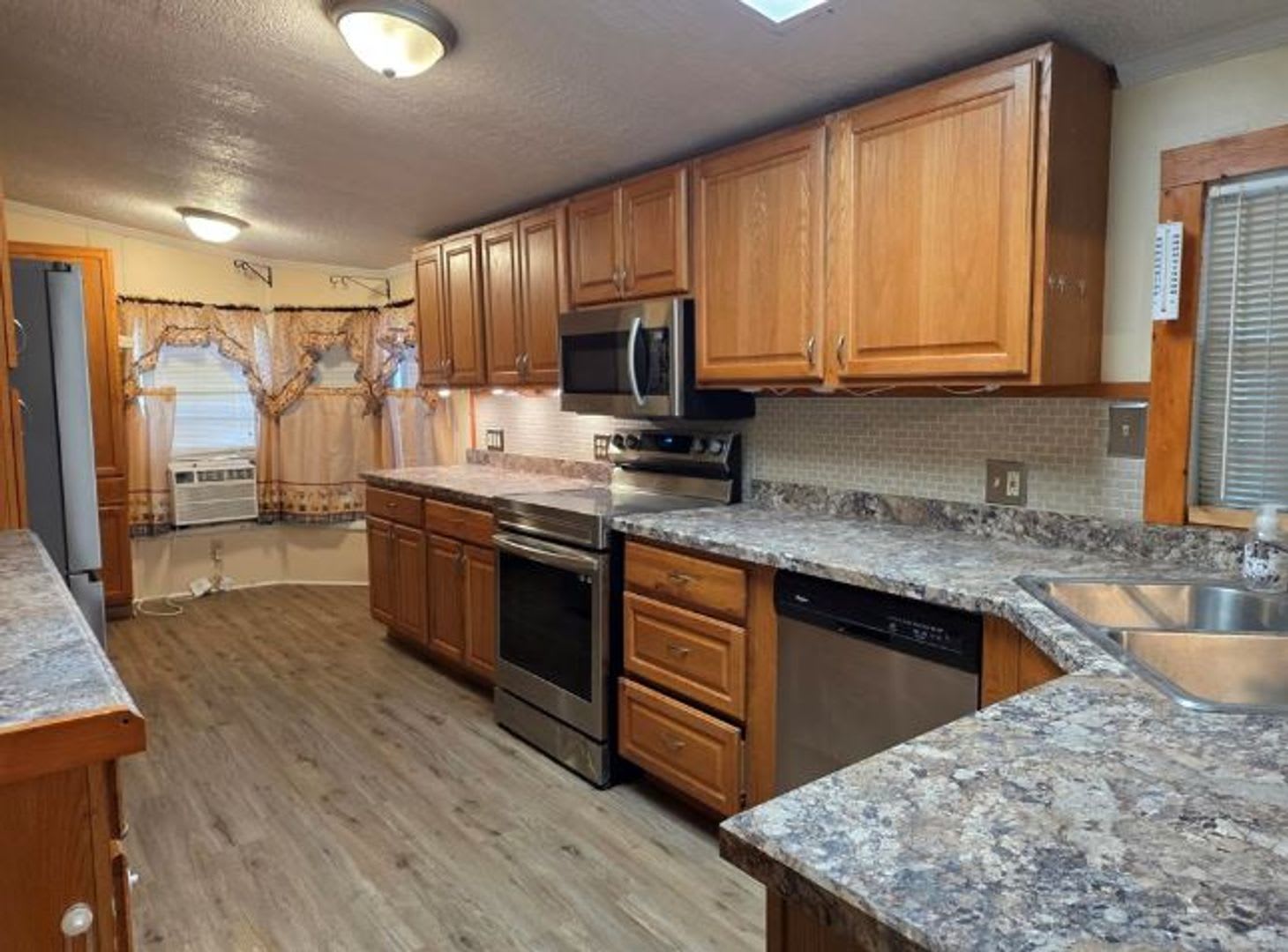 FOR LEASE!! – photo 3