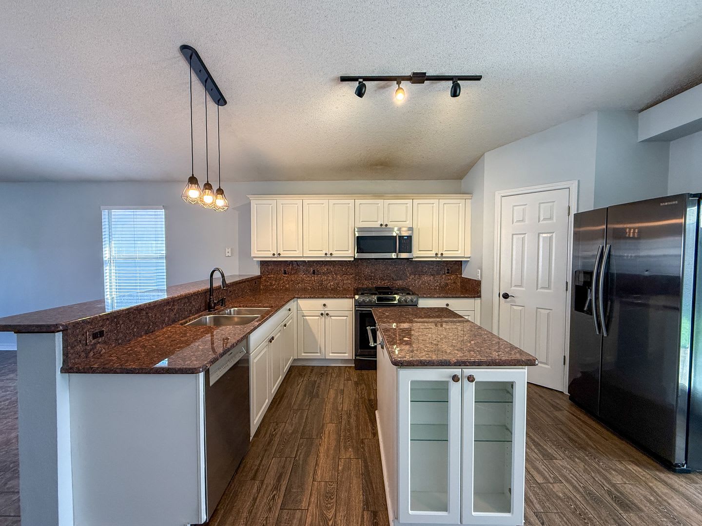 Charming 3 Bedroom Home with Pergola, Fenced Backyard & Washer/Dryer Included! – photo 5