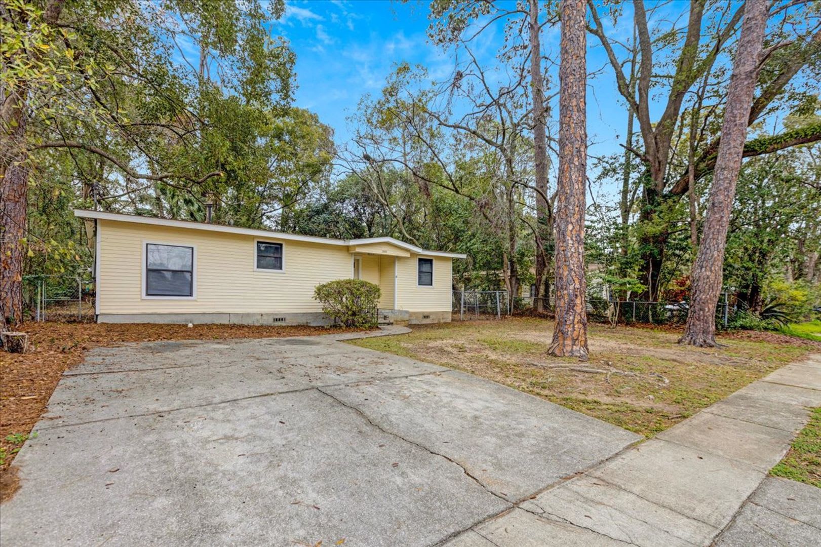 3 bed 2 Bath house with fenced-in yard on Pepper dr! Available now! – photo 2