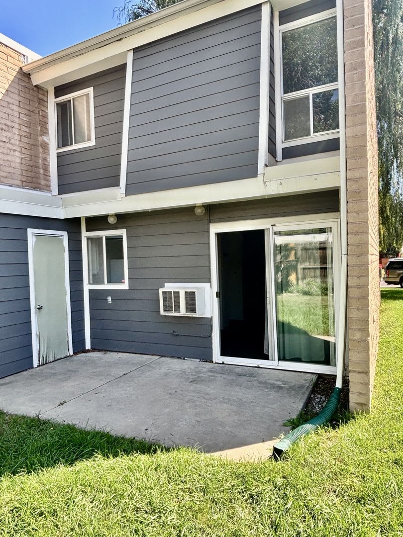 Charming Condo With Spacious Layout Move In Mid August – photo 3