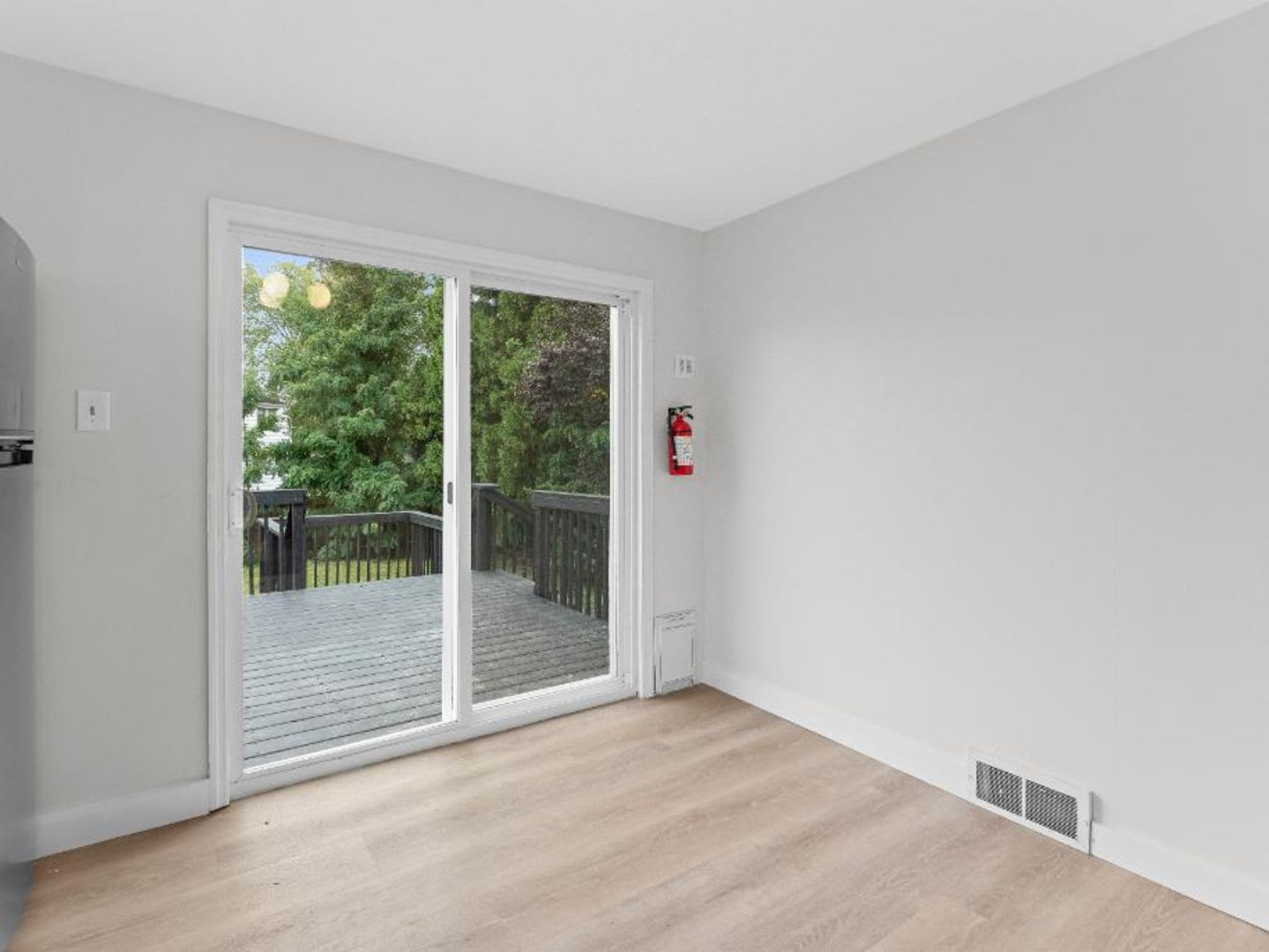 Beautifully Renovated 3 Bedroom 1 5 Bath Home With Modern Kitchen Driveway Parking In Mt Ephraim – photo 5