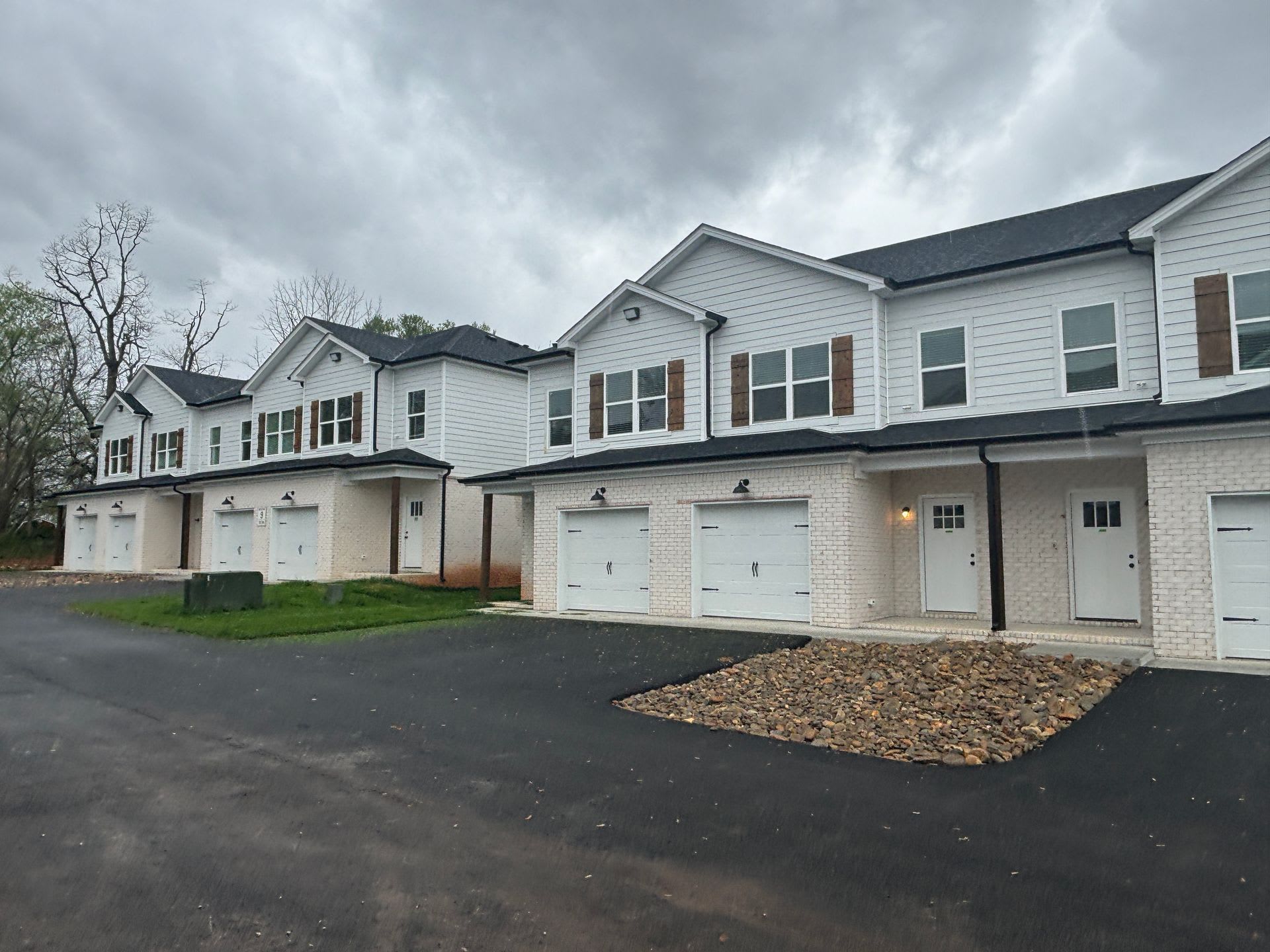 2 Bed/2.5 Bath Townhome with Garage (Trash Included) – photo 4