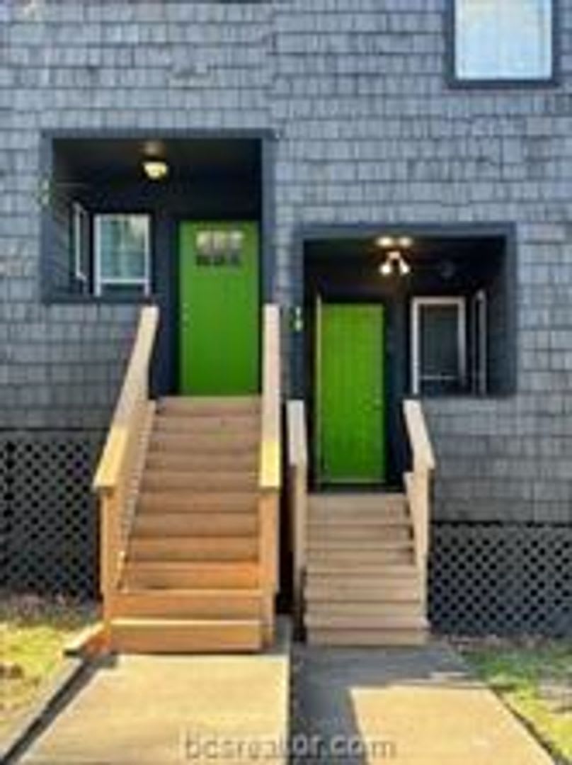 2/1 Townhome Close to Campus – photo 1