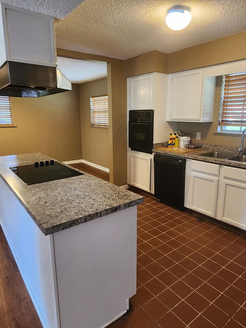 *Available Now* 3 bedroom 1.5 house with open floor plan. – photo 2