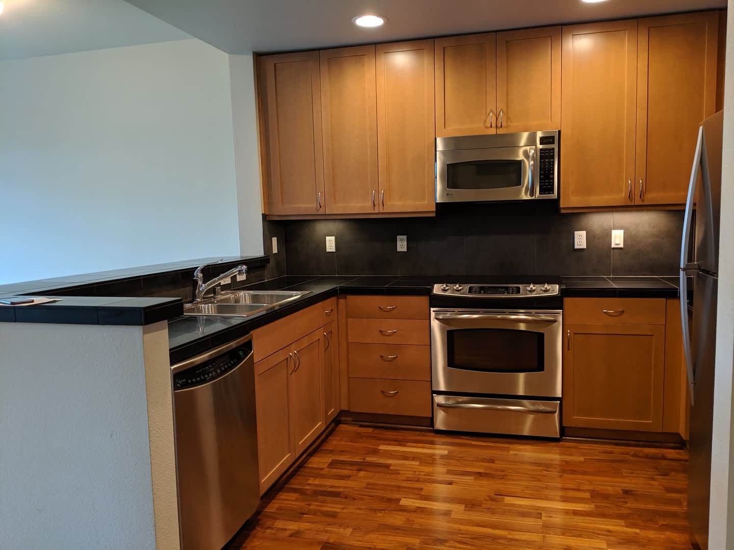 Beautiful 1 Bed 1 Bath Condo in Downtown Redmond – photo 3