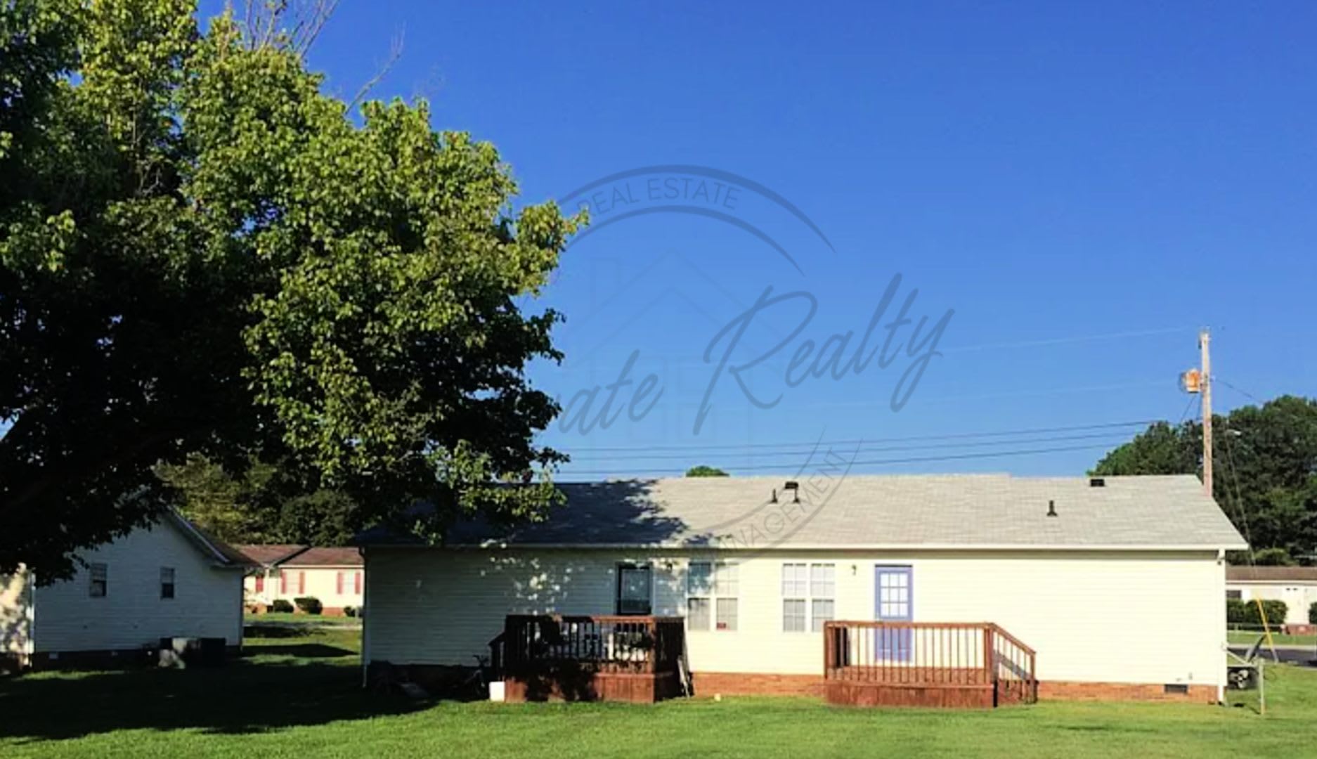 On Special Three Bedroom Ranch With Appliances In Columbia – photo 2
