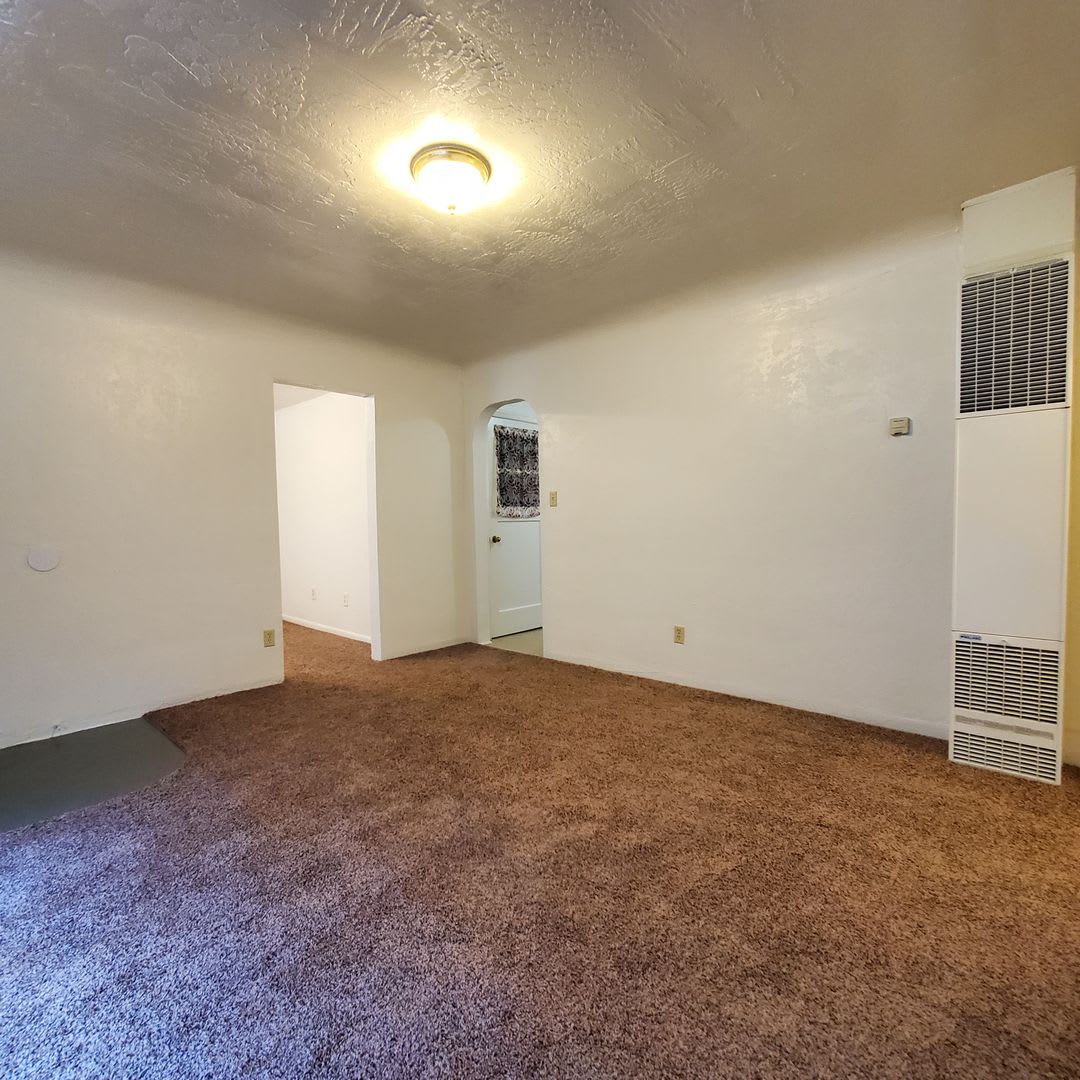 Cozy 2 Bed, 1 Bath Home close to Burkhart park!! – photo 2