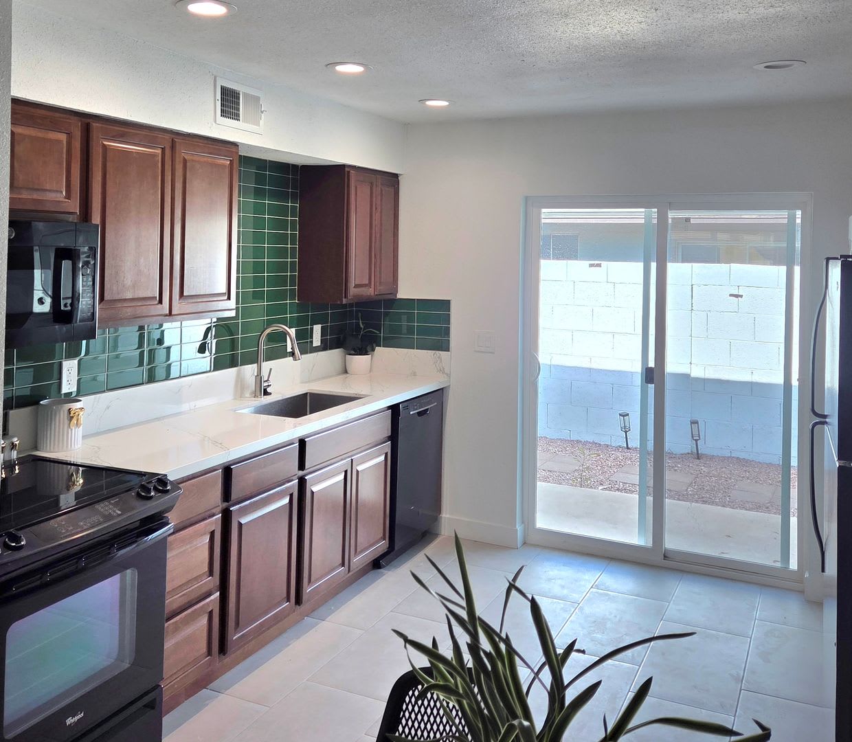 MOVE IN SPECIALS! Completely Remodeled 2 Bed – photo 1