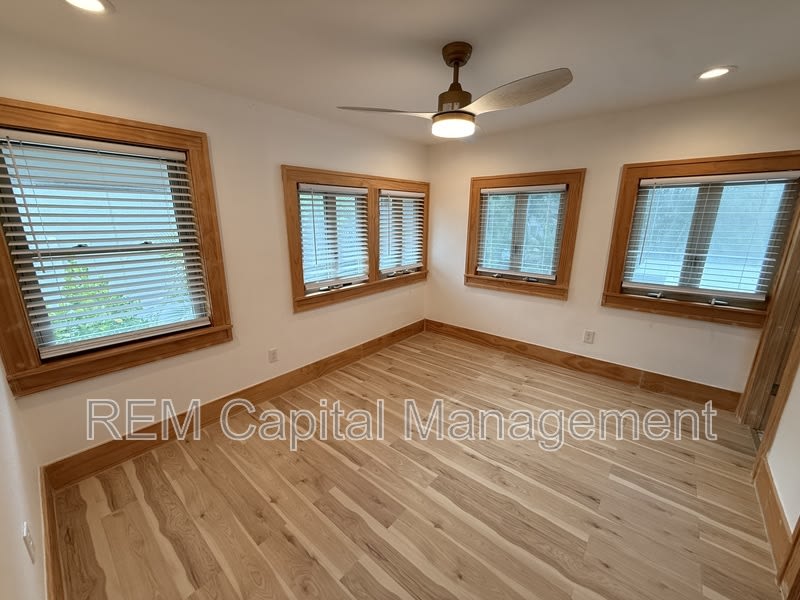 121 18th Ave N – photo 4