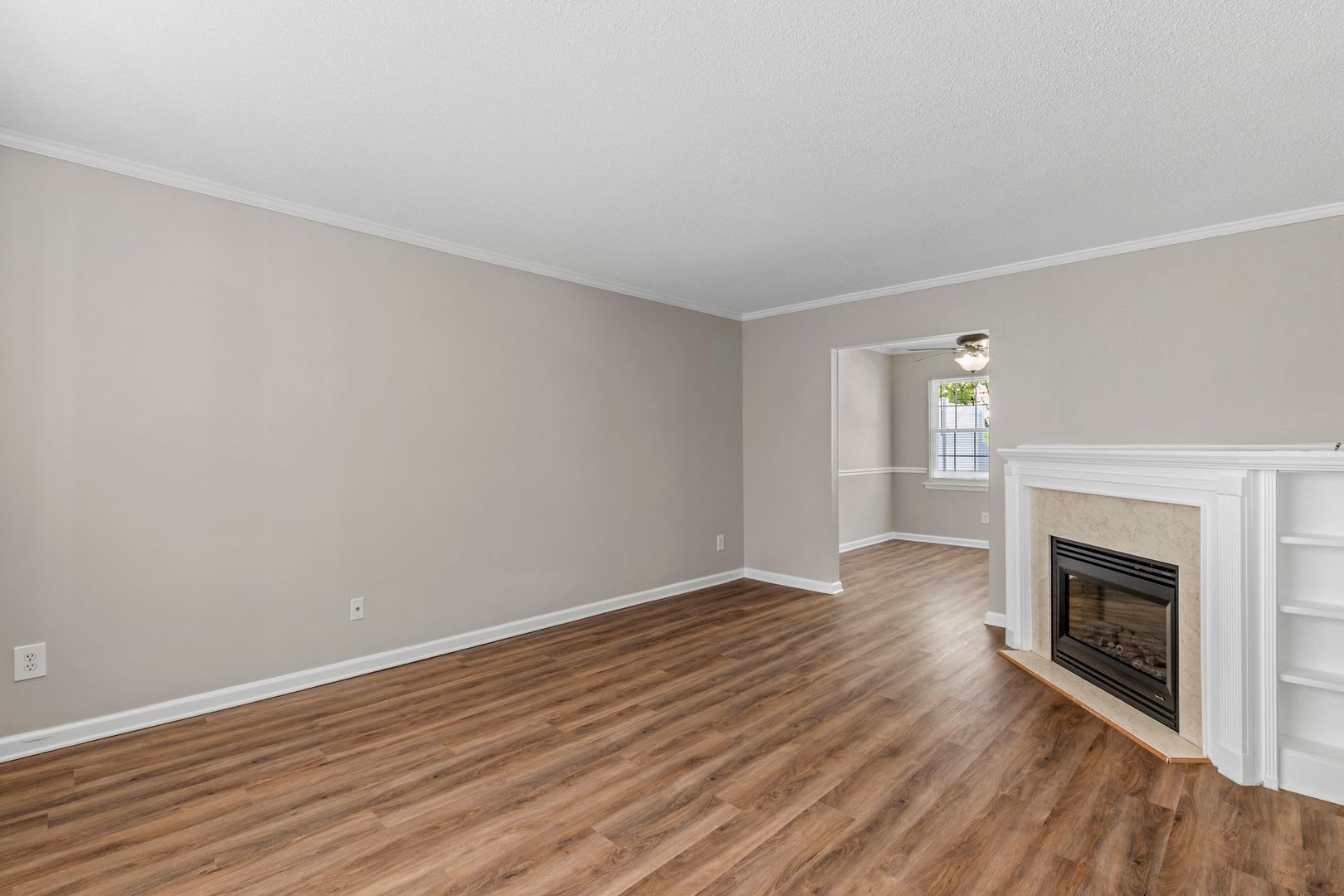 NW Townhome, Wood Like Flooring, FP, Fenced Patio, Community Pool! – photo 3