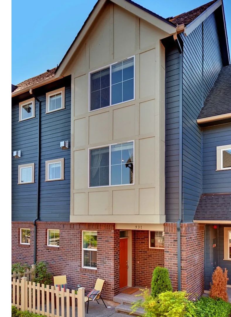 Beautiful three-bedroom townhome in Issaquah West Highlands Park – photo 1