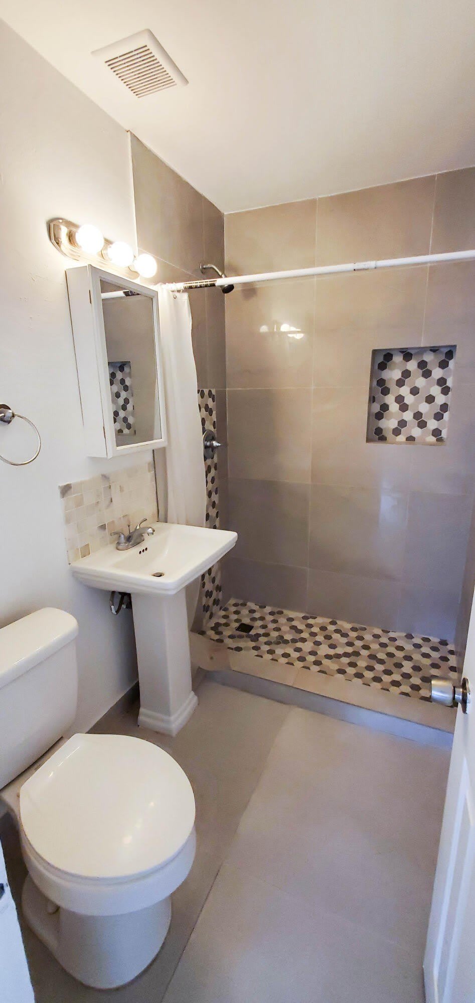 4398 NE 15TH Terrace – photo 5