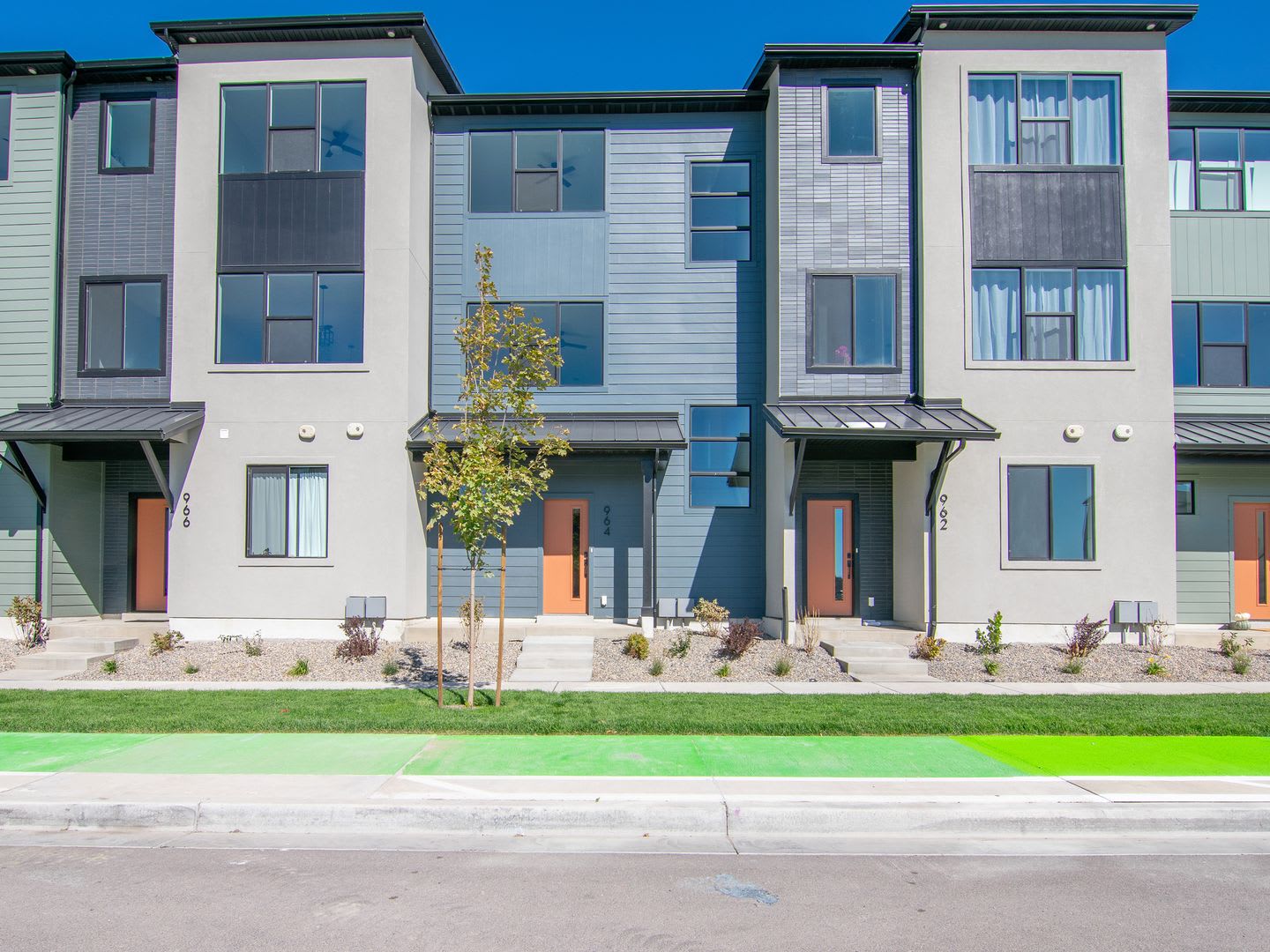 Spacious 3 Story Townhome Inlcudes 2 Car Garage – photo 2