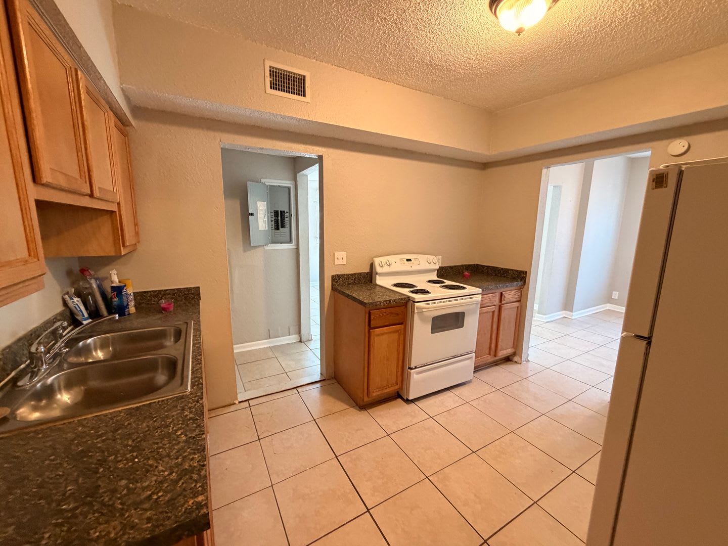Spacious Updated 3 1 With Bonus Room And Large Utility Room – photo 3