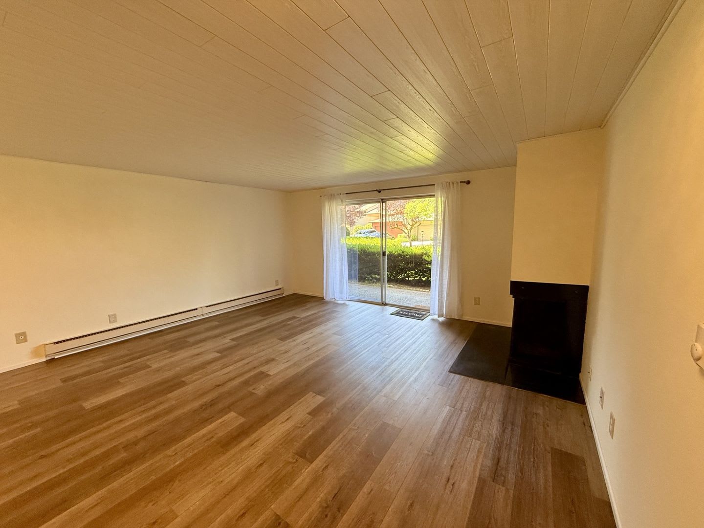 ***PENDING APPLICATION*** Beautiful 2-Bedroom, 2-Bath Condo in the Oakbrook Country Club Community – photo 3