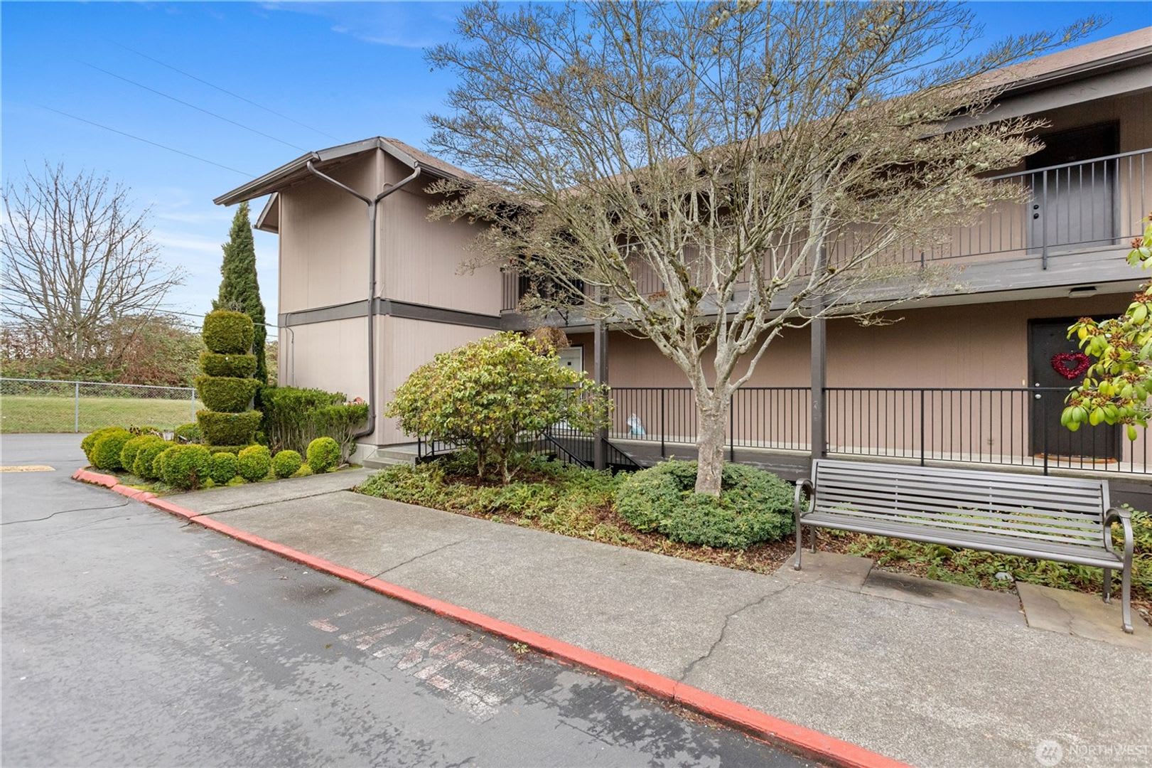 Top Floor Corner Unit With Stunning Views In Renton A Commuter S Dream – photo 2