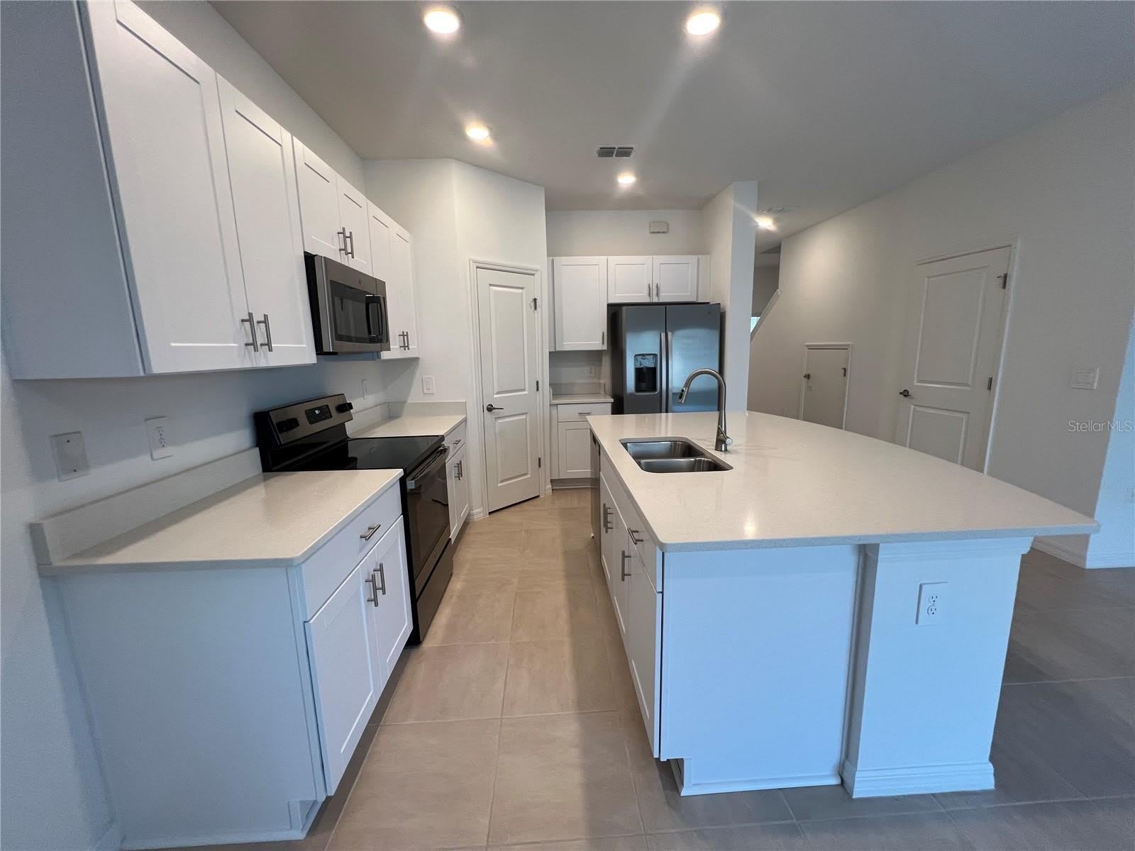 2211 PORTRAIT Street – photo 2