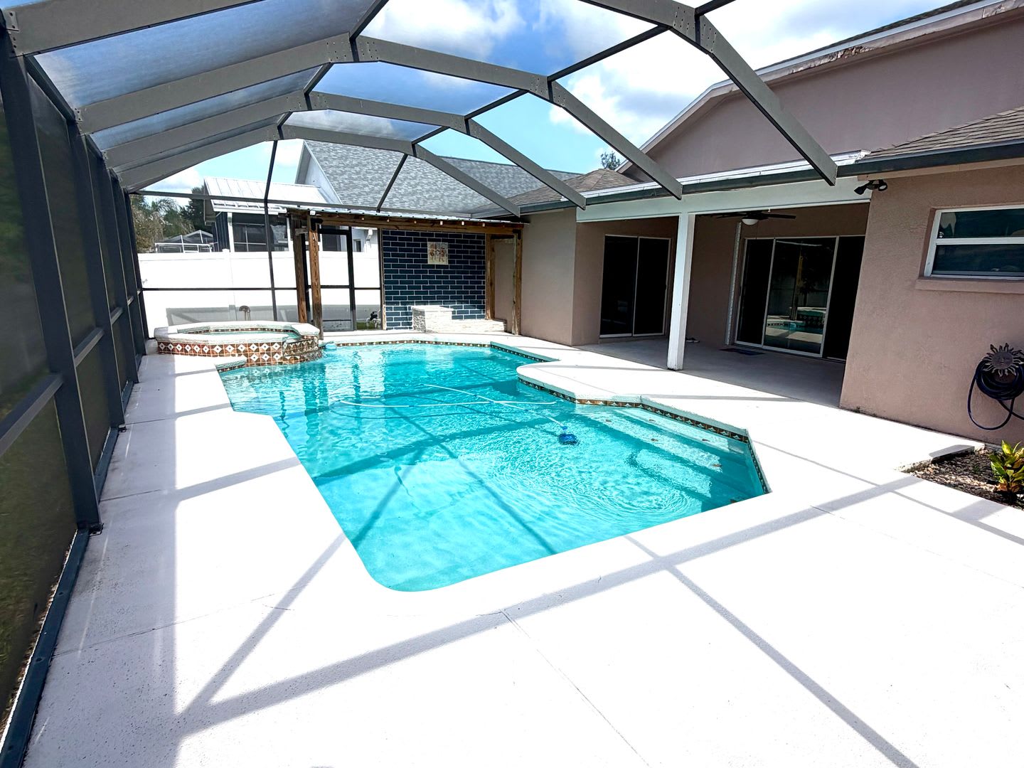 Beautiful 3 Bedroom 2 Bathroom Pool Home in Valrico! – photo 2