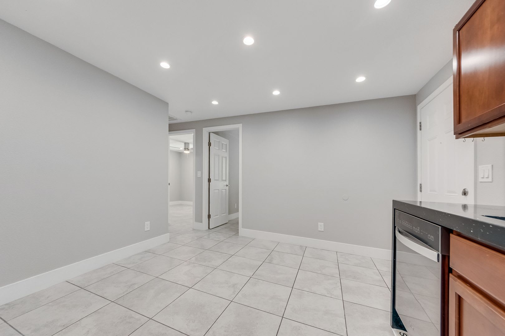 Move-In Ready Two-Bedroom with Modern Finishes & Stainless-Steel Appliances – photo 2