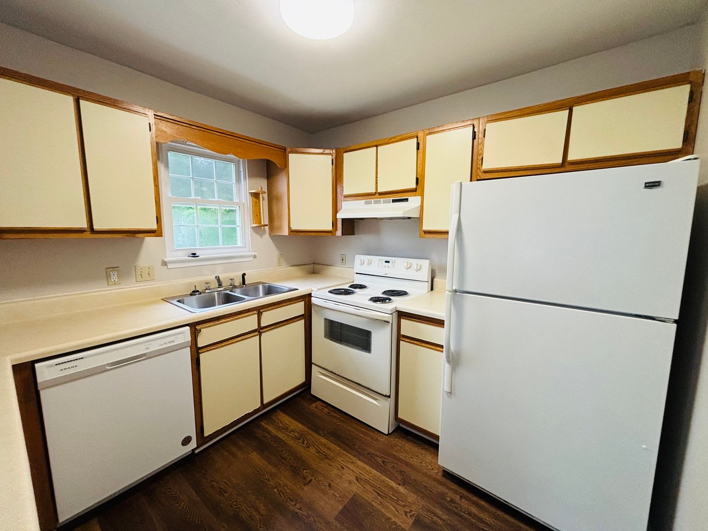 4 Bedroom, 3 Bath Townhouse – photo 4