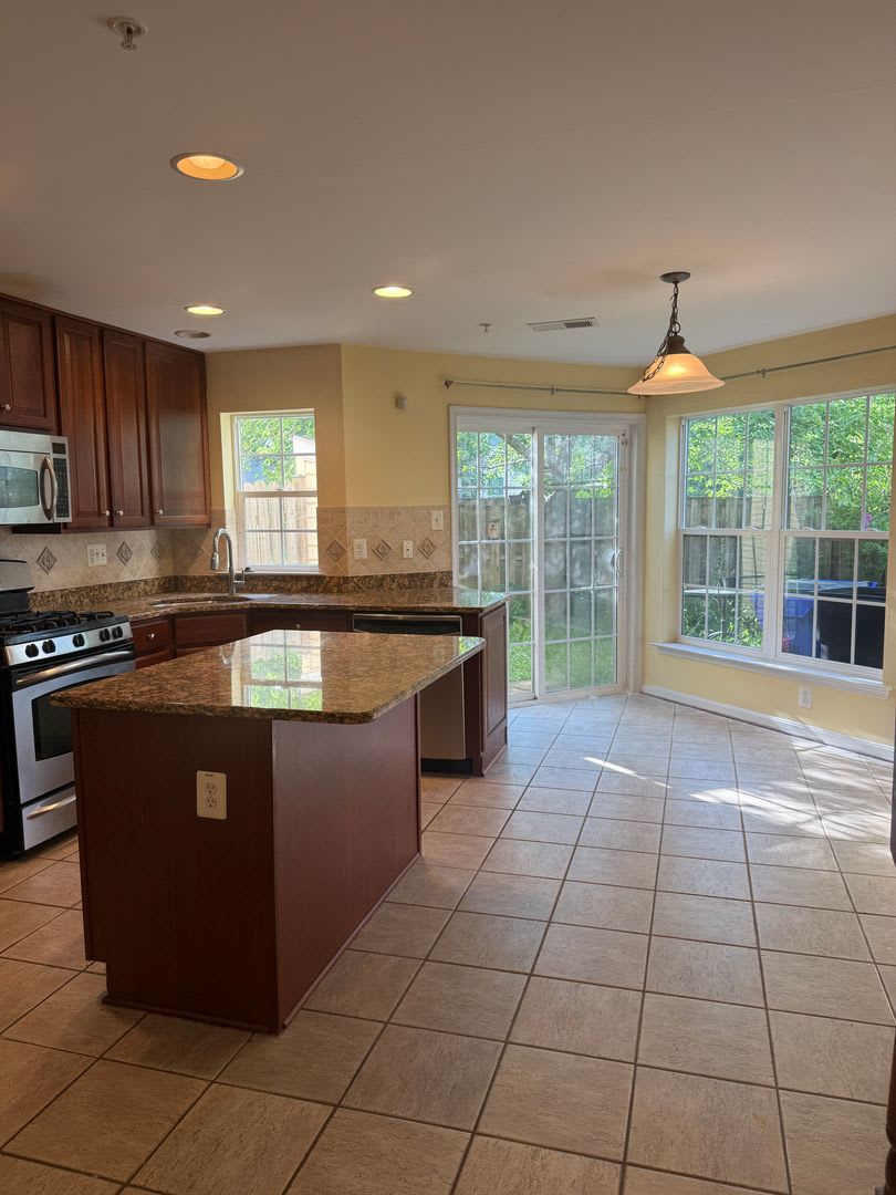 Updated Townhouse in Ballenger Creek – photo 3