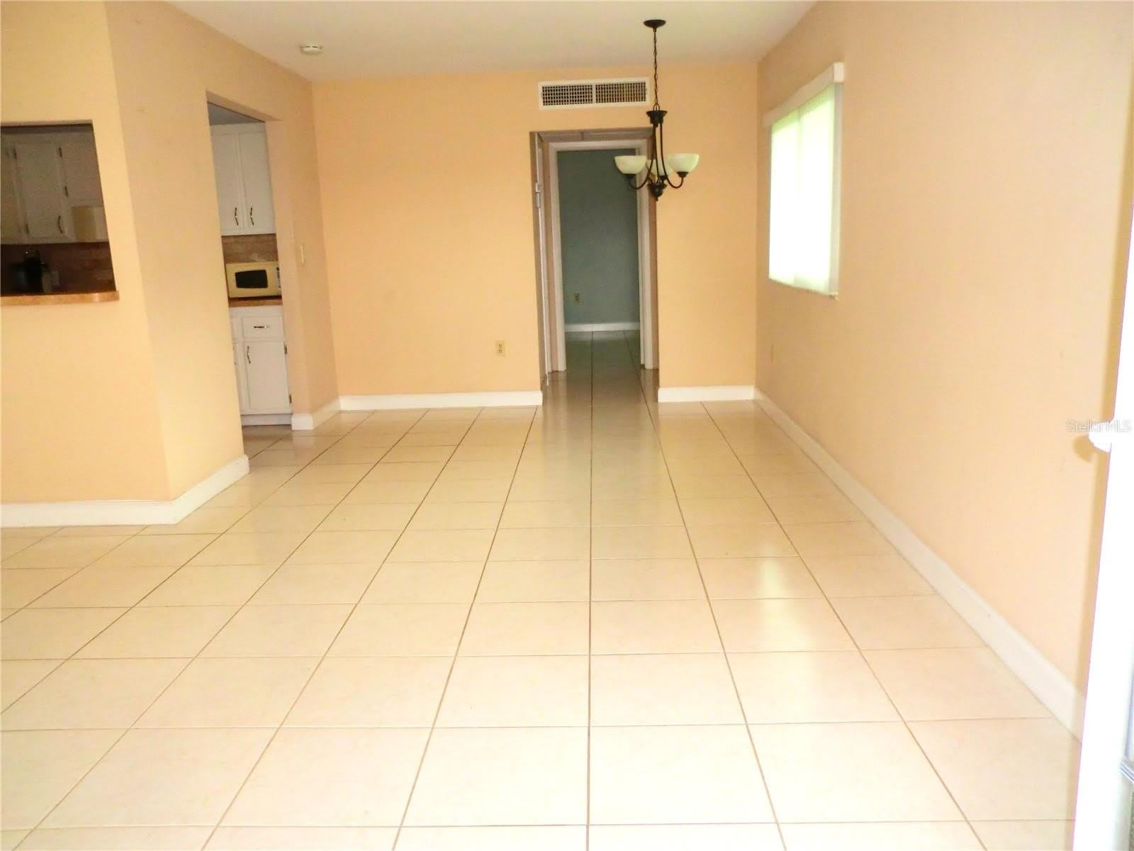 201 Kings Boulevard – photo 3