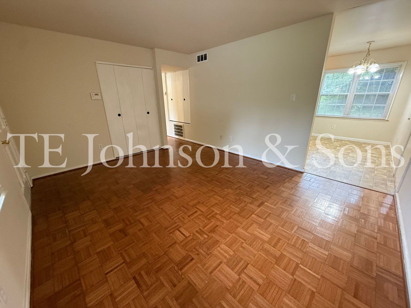 Charming 4 Bedroom Ranch with Fenced Yard and Hardwood Floors – photo 4