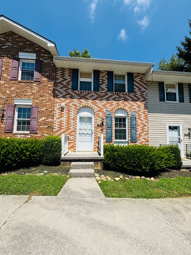 2 Bedroom, 1.5 Bath Townhouse – photo 2