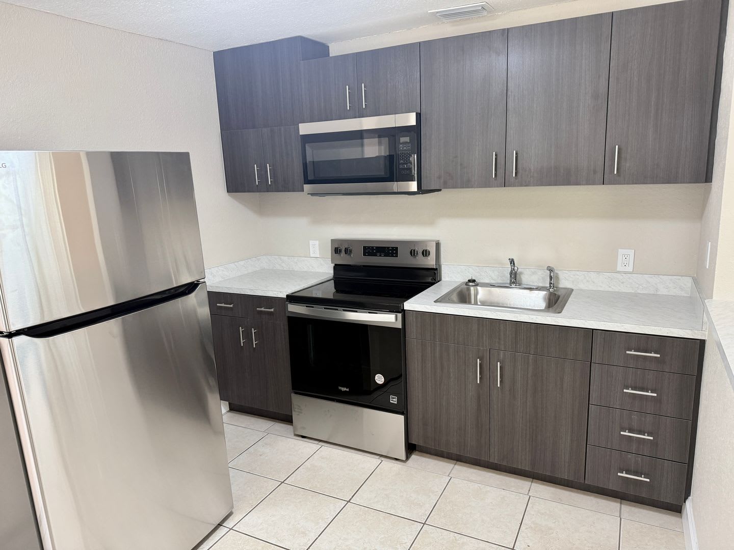 Fully Renovated and Modern 3/1 Available Now! – photo 3
