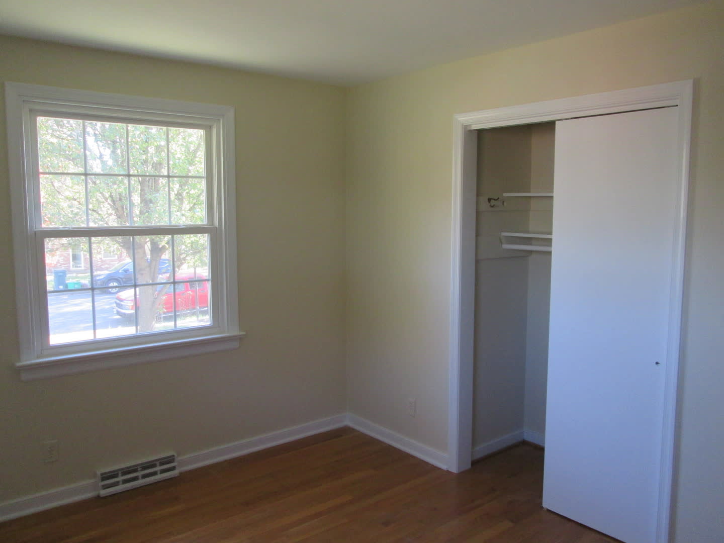 3 bedroom, 1.5 bathroom brick rancher with large fenced yard. Available in now – photo 4