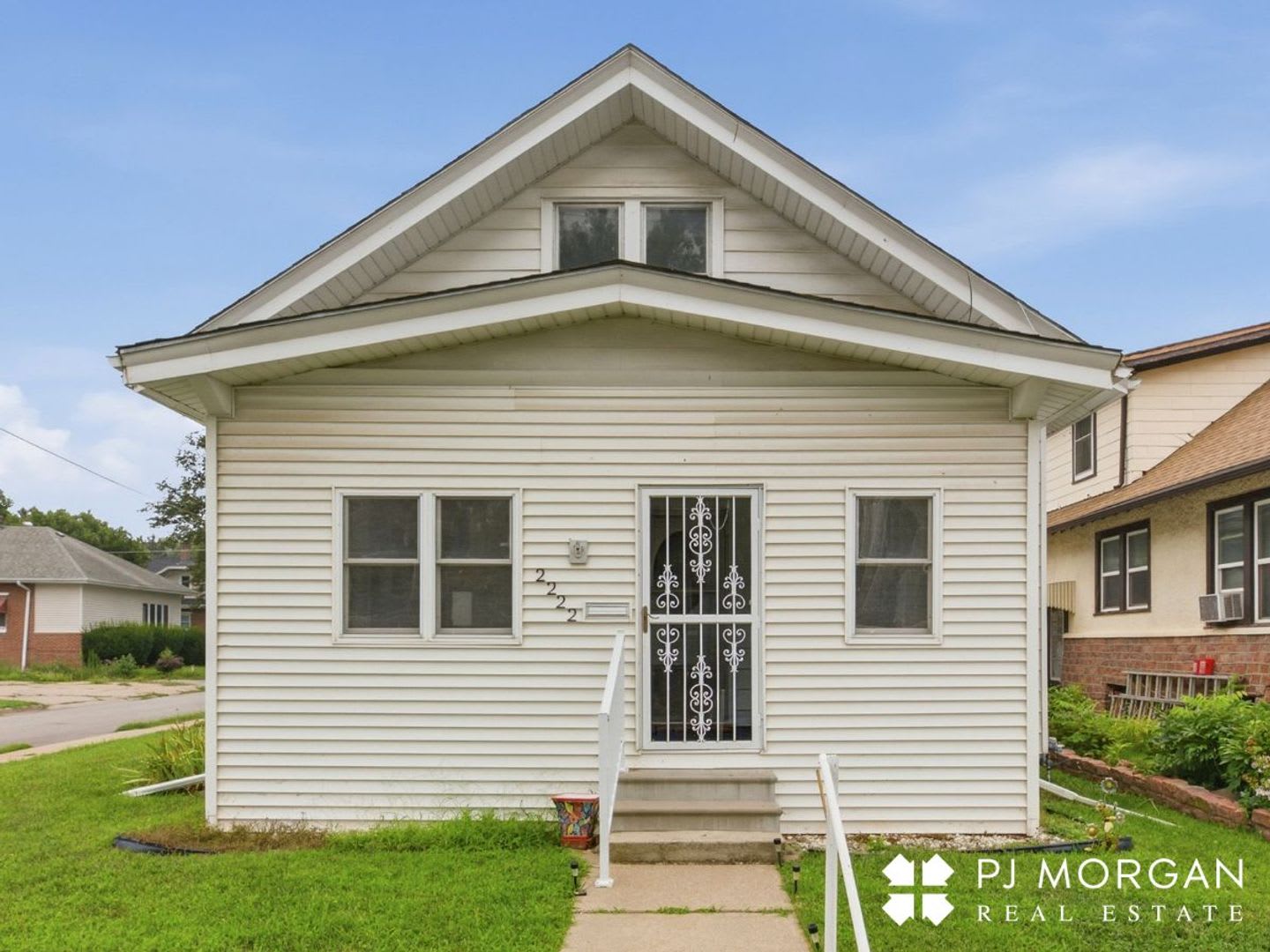 Charming 3 Bedroom Home With Hardwood Floors Garage – photo 2
