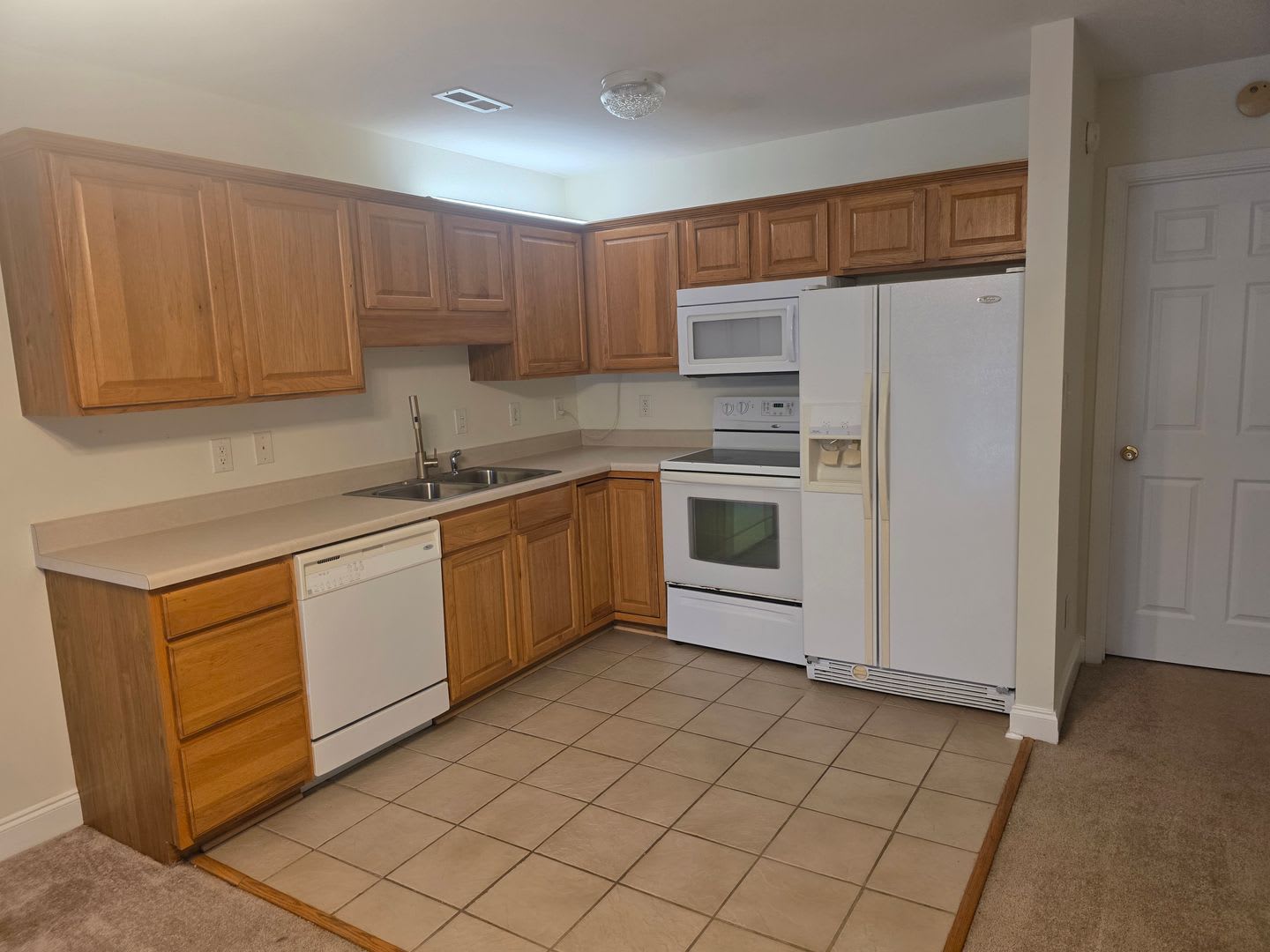 3 Bedroom, 3 Bath Unit. Townhouse with Garage. – photo 2