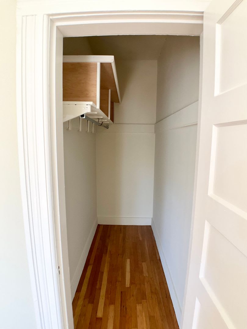 Top Floor FULL FLOOR FLAT! Dual-Pane Windows, Dishwasher, Laundry On-site! – photo 5