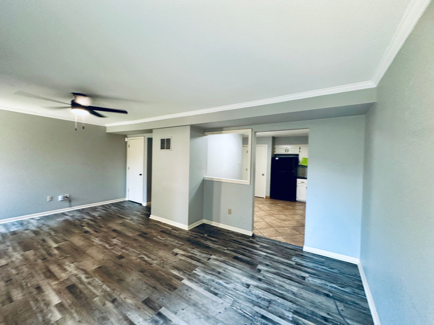 1423 Updated Townhome Two Car Garage Fenced Yard Lawncare Included – photo 4