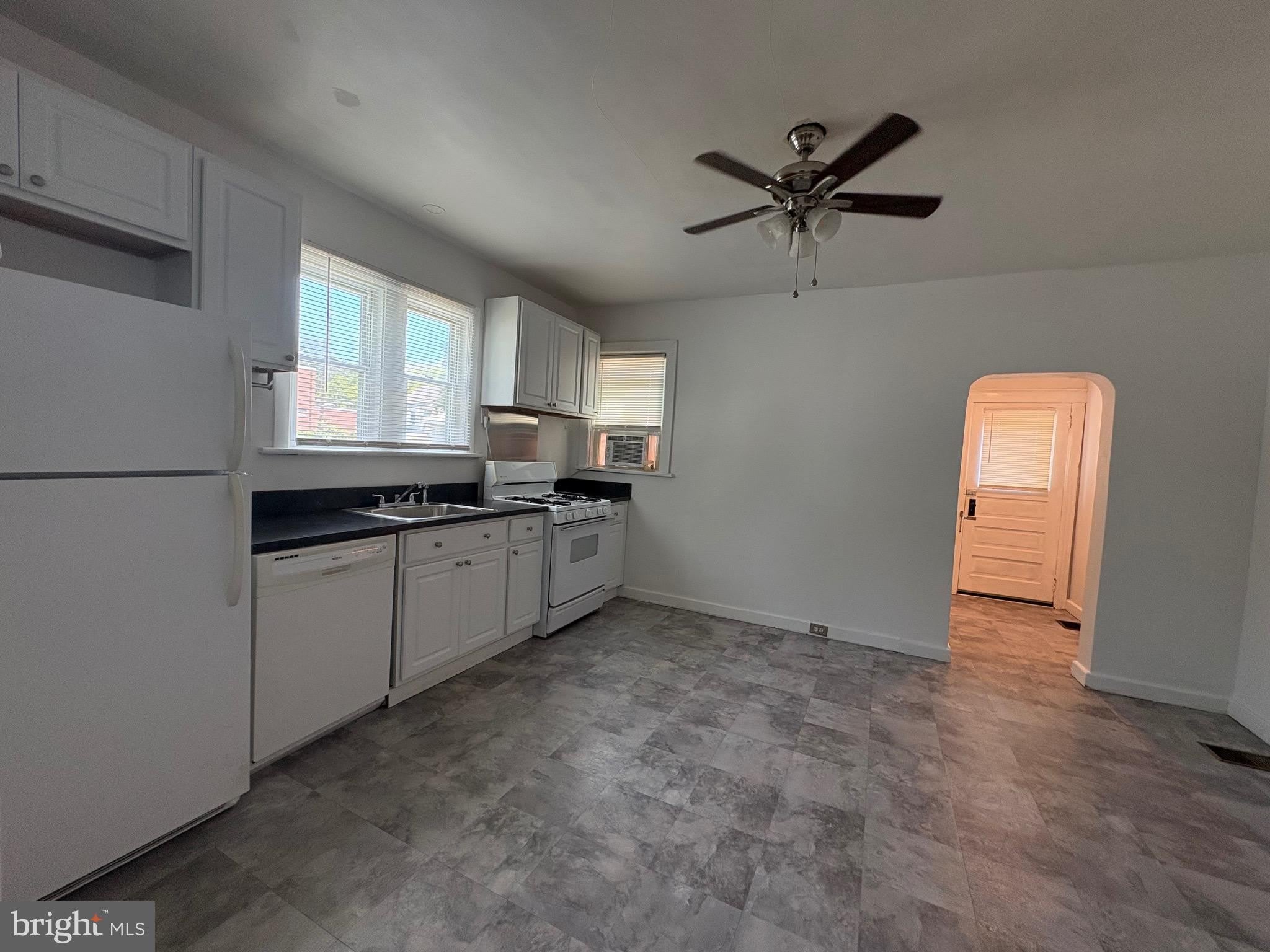 314 W 4TH Street – photo 4