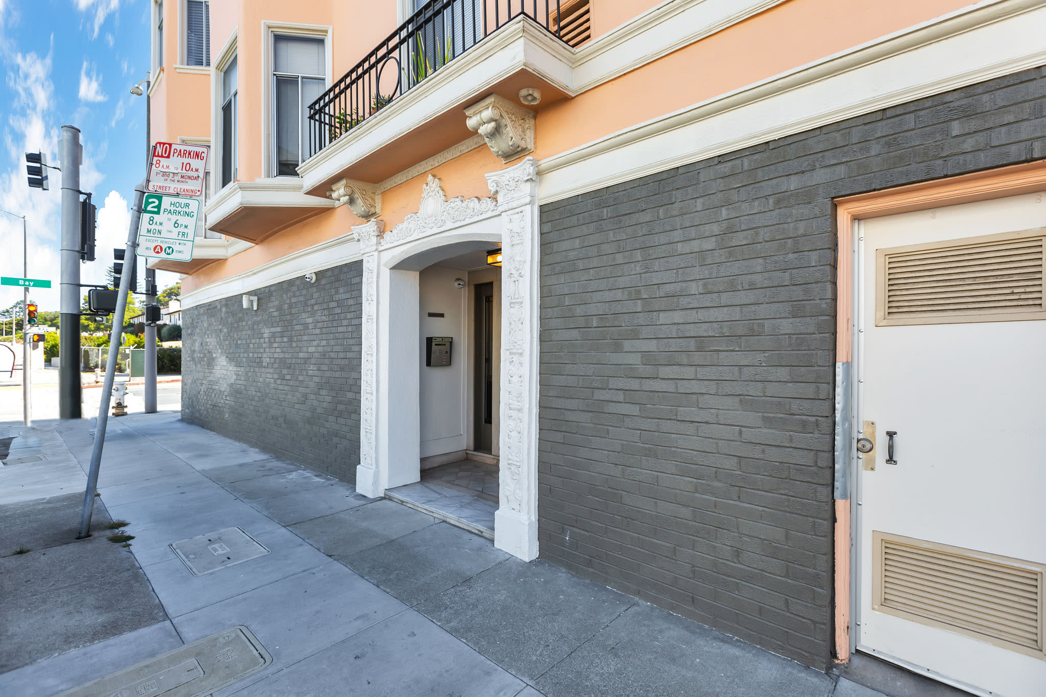 3150 Franklin Apartments – photo 2