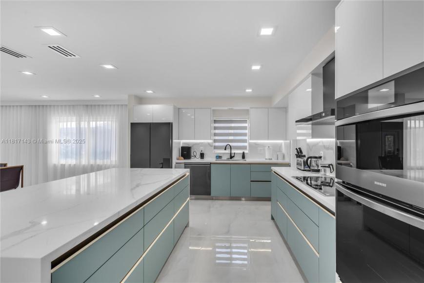 1045 Hollywood Blvd – photo 1
