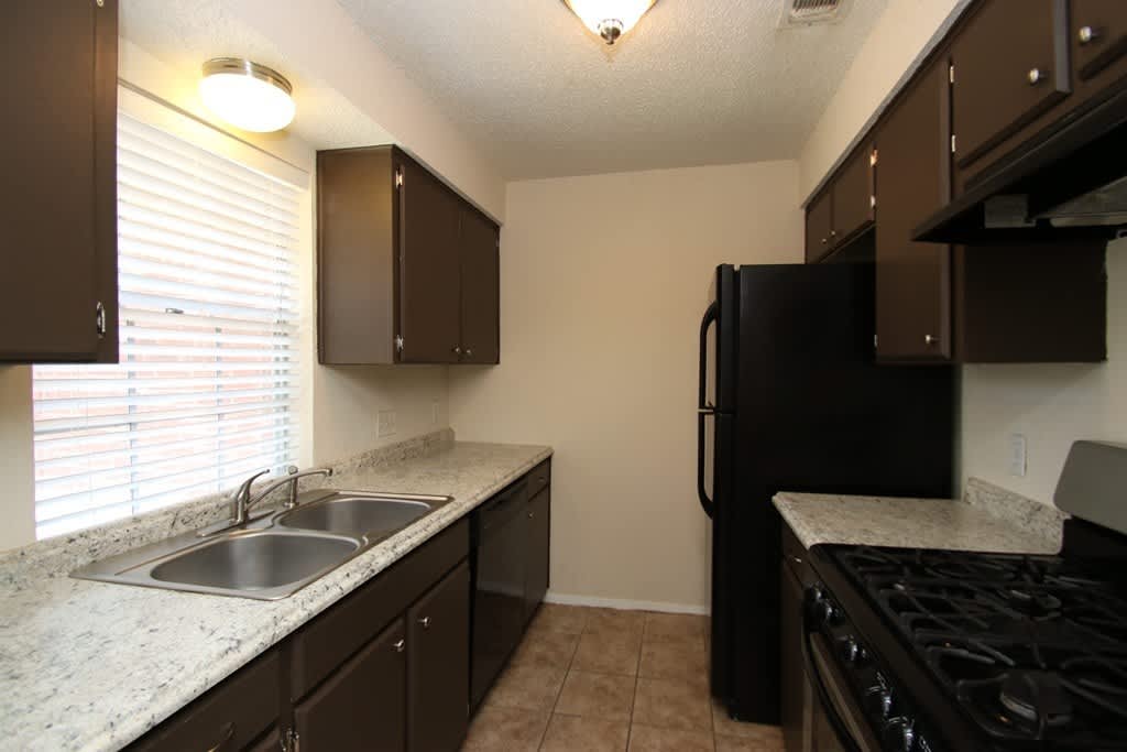 ***MOVE IN SPECIALS $250 OFF FIRST MONTH'S RENT*** Remodeled South Austin gem with NO CARPET! – photo 5