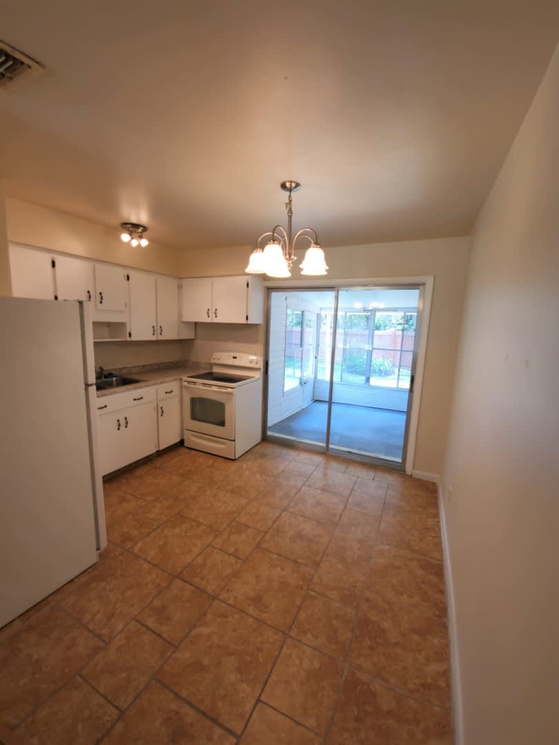Spacious 2 1 Duplex On Gospel Island – photo 4