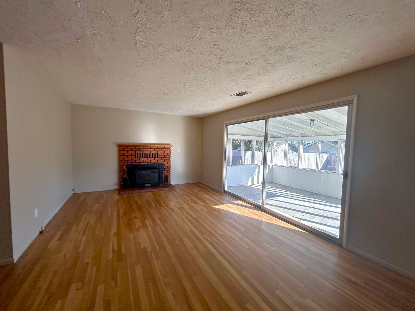 Charming 3 bedroom 2 bath Home in the Forward Addition – photo 3