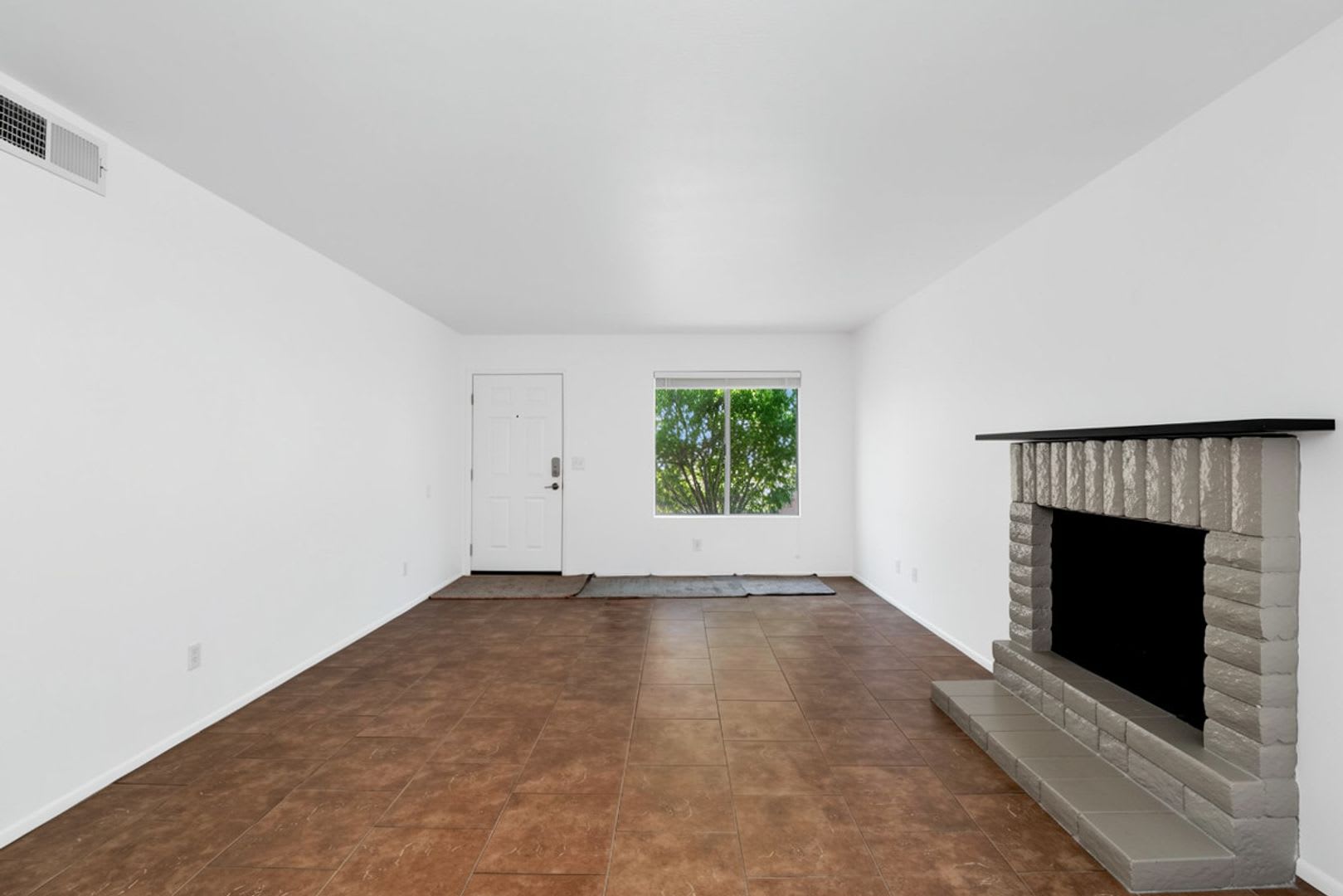 Well-Maintained 3-Bedroom Home Close to Shopping, Dining & Freeways! – photo 4