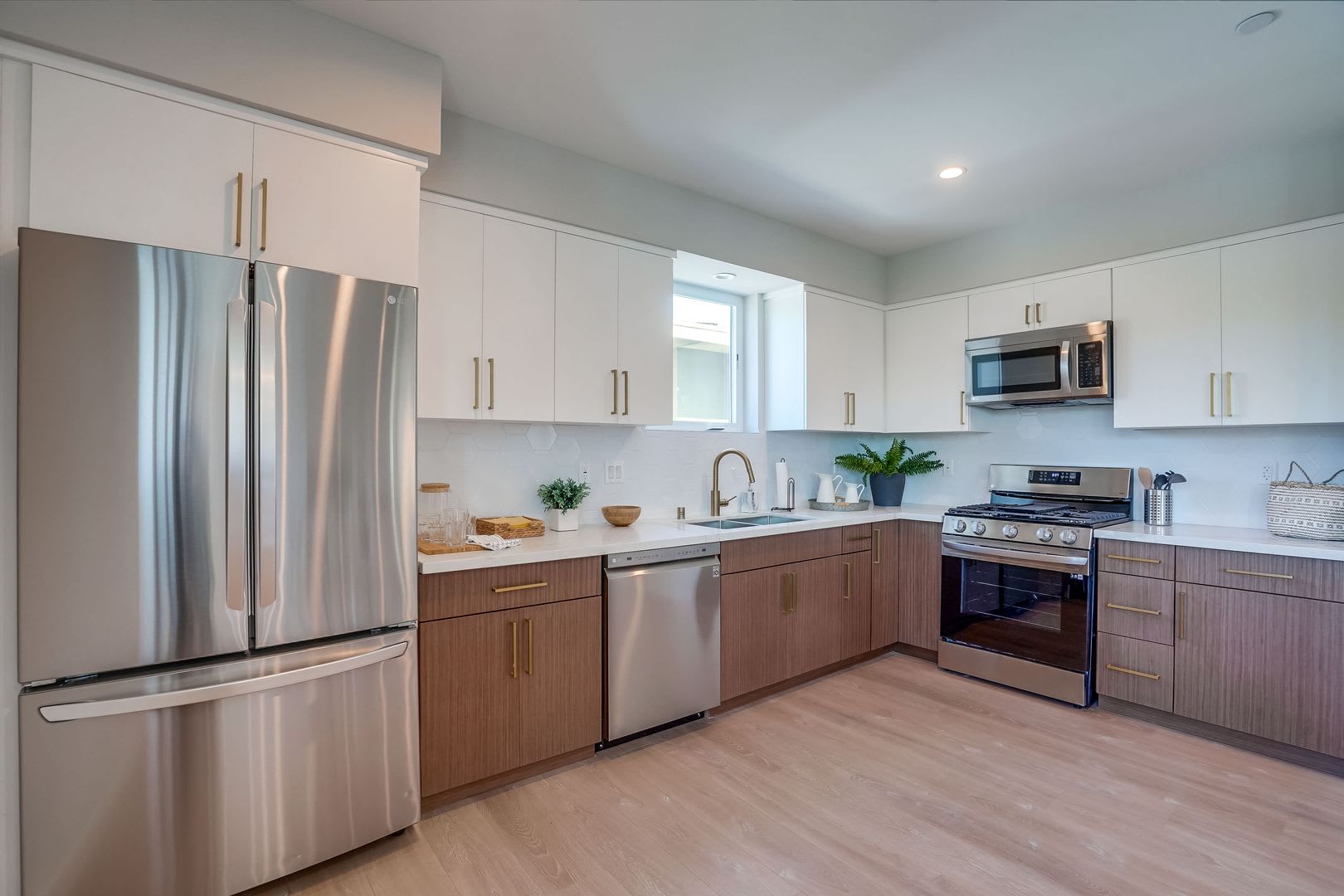 New building, 3 story townhouse, 2+2.5, gated, 2 balconies, great natural light, Secure parking – photo 4