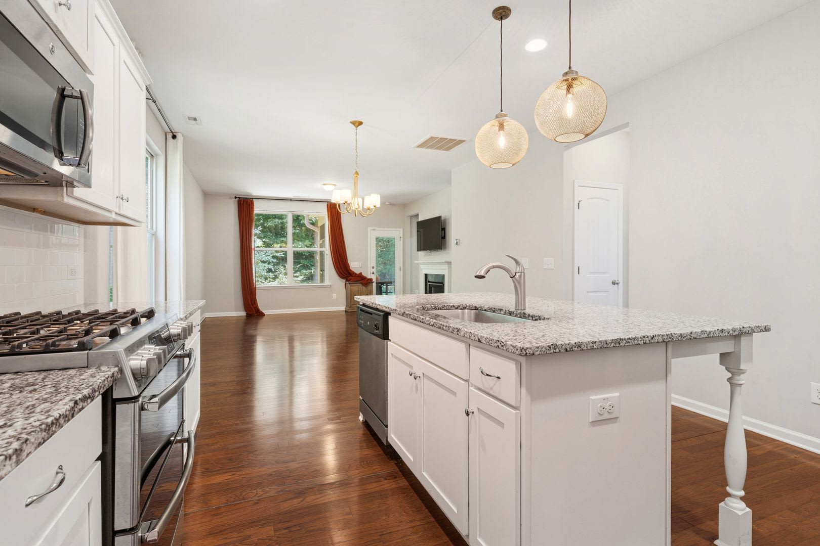 Spacious 3-Bedroom Home with First-Floor Primary Suite in Woodlake – photo 5