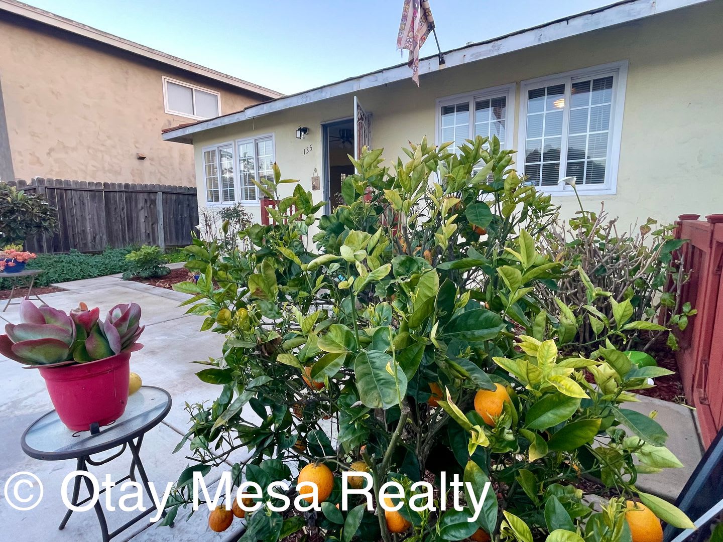 Charming 2-Bedroom Home with Expansive Outdoor Space – photo 1