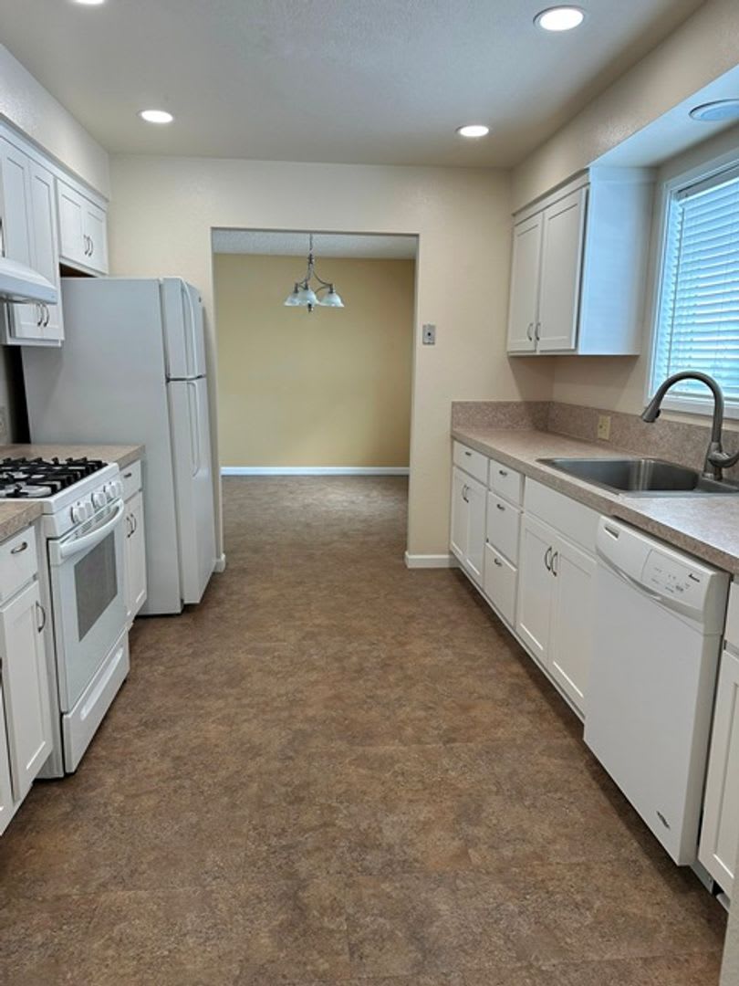 Large home with additional garage! – photo 2