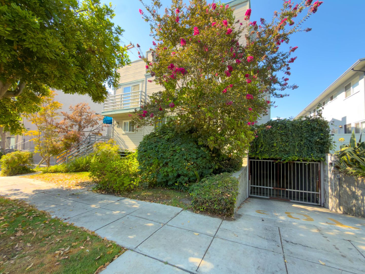 Spacious 2BR/2.5BA Condo with Private Patio in Glendale – photo 1